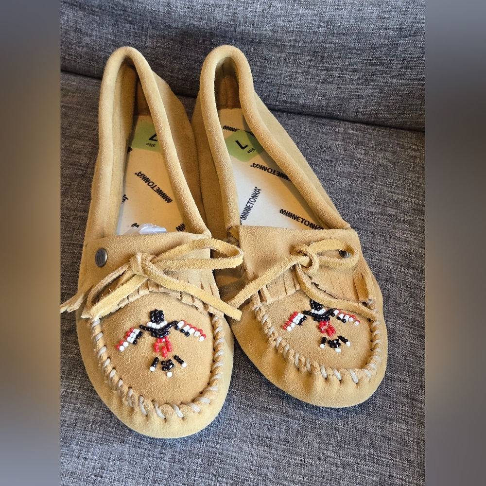 Women’s Size 7 Minnetonka Thunderbird Animikii Softsole Moccasins, NWOT